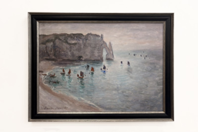 Etretat, Porte d’Aval: Fischerboote verlassen den Hafen