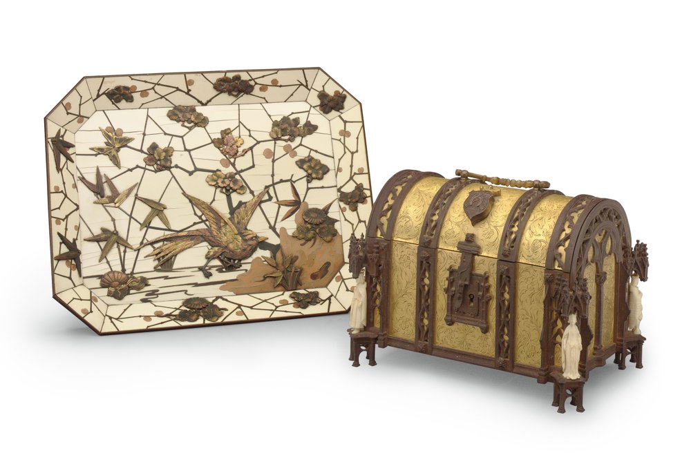 Teller, Marketerie von Ferdinand Duvinage, und gotisches Revival-Schmuckkästchen, beide ca. 1880 von Alphonse-Gustave Giroux