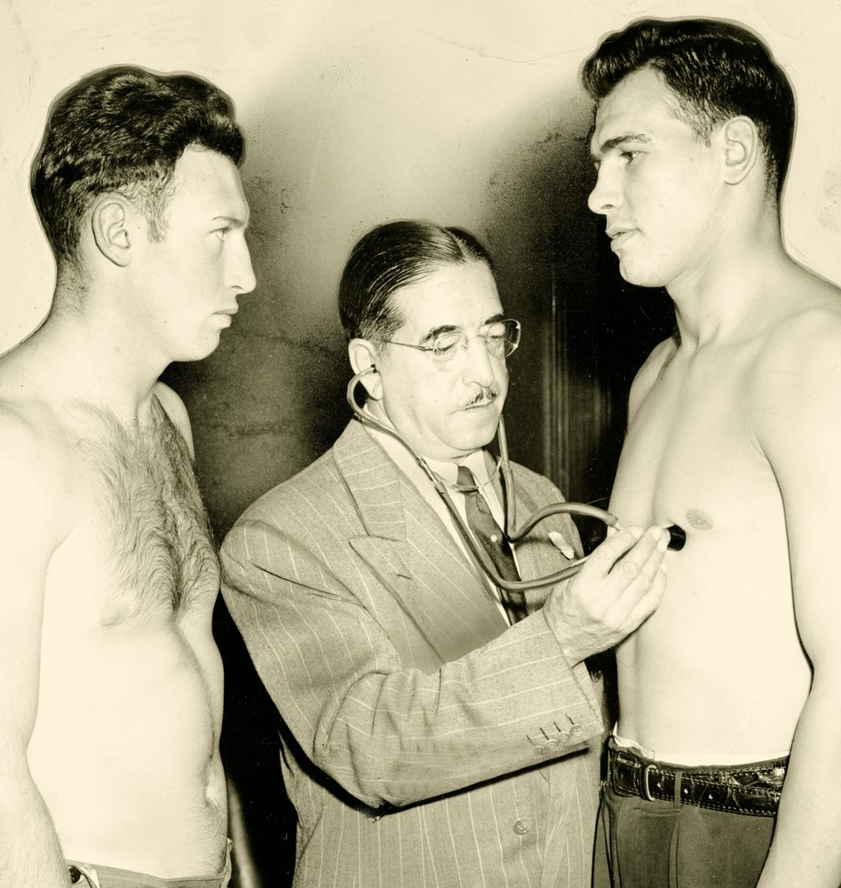 Medizinische Untersuchung vor einem Boxkampf, um 1930 von American Photographer