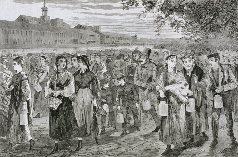 Männer und Frauen verlassen die Mühle nach der Arbeit, 1868 von American School