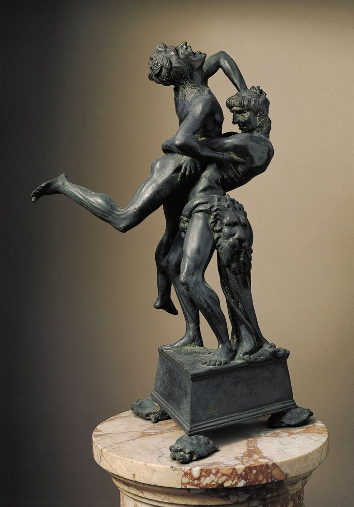 Die zwölf Arbeiten des Herkules: „Herakles (Herkules) hebt den Riesen Antäus empor“. Bronzeskulptur von Antonio Benci, genannt Le Pollaiolo (Pollaiuolo) (1431-1498), 1475. Maße: 45 cm. Museo del Bargello, Florenz von Antonio Pollaiuolo