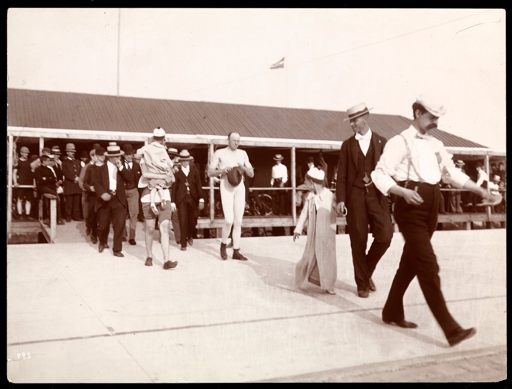 Ein Preisboxer auf dem Weg zum Ring in Manhattan Beach, 1895 von Byron Company