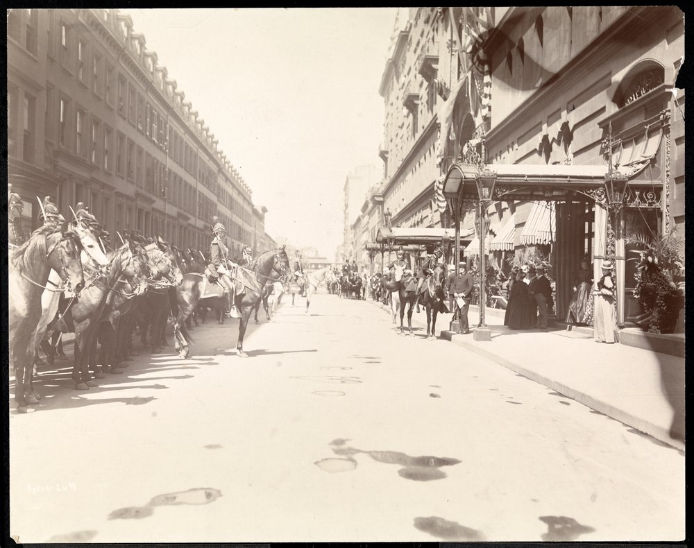 Der Stab des Gouverneurs erwartet die Ankunft von Li Hung Chang im Waldorf Astoria Hotel, New York, 1896 von Byron Company