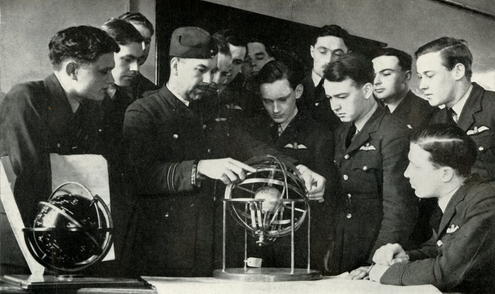 RAF-Personal lernt Navigation während des Zweiten Weltkriegs, 1941 von Charles Brown