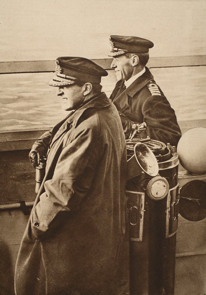 Admiral Beatty, mit Flaggkapitän Chatfield, beobachtet die Kapitulation der deutschen Flotte, 1918 (Sepia-Foto) von English Photographer