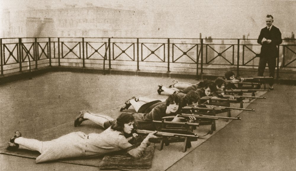 Der Schützenverein für weibliche Büroangestellte auf dem Dach des Strand House, aus Wunderbares London, veröffentlicht 1926-27 von English Photographer