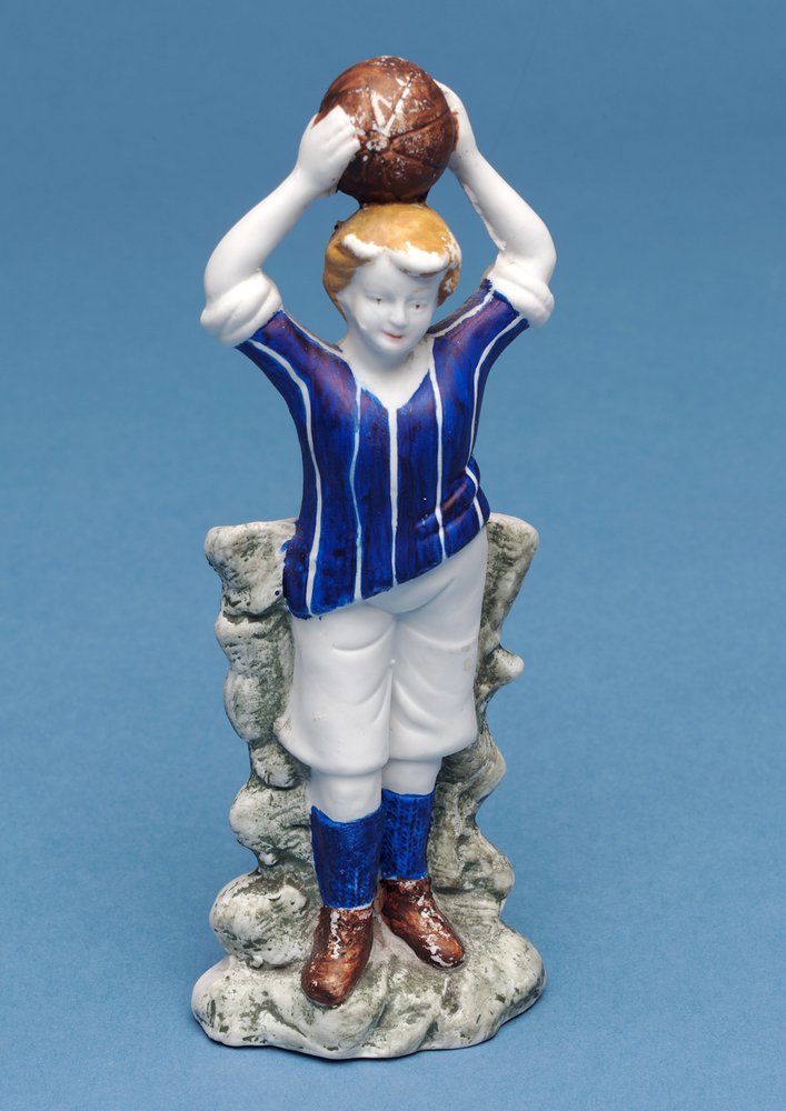 Bisquitfigur eines Fußballspielers, der den Ball einwirft (Keramik) von English School