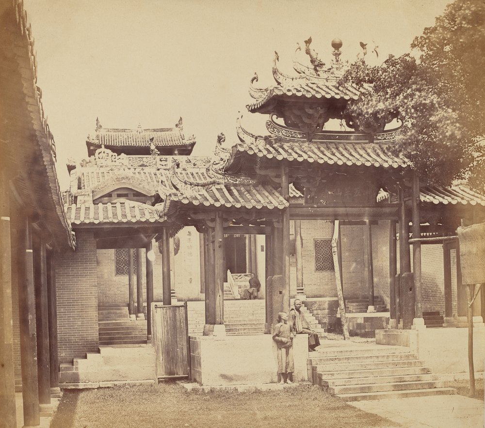 Eingang zum Tempel der Fünf Genien, Kanton, April 1860 von Felice Beato