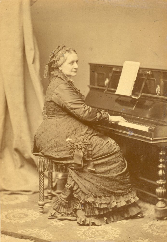 Porträt von Clara Wieck-Schumann 1819-1896 am Klavier, um 1878. von Franz Hanfstaengl