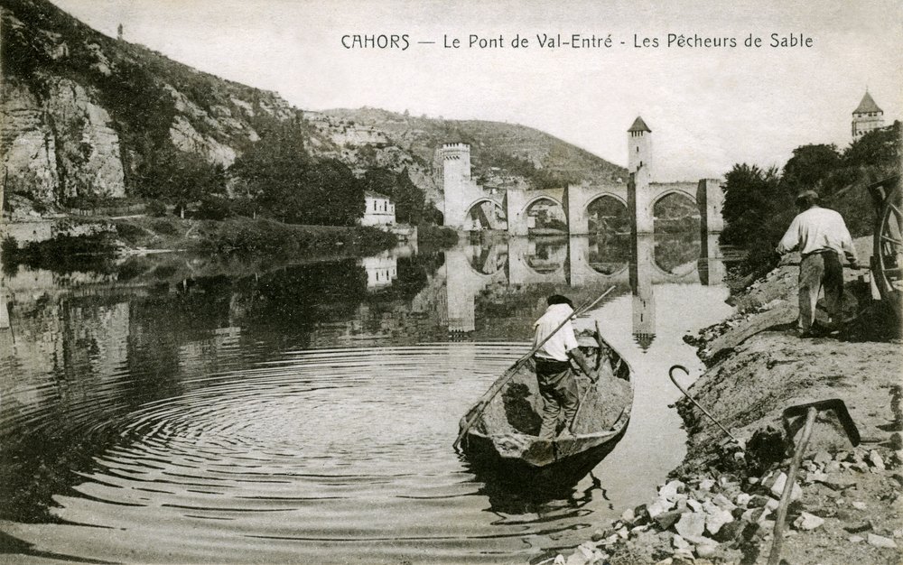Cahors zu Beginn des 20. Jahrhunderts: Sandfischer und ihr Boot auf dem Lot, Brücke von Val-entre (Valentre) von French Photographer