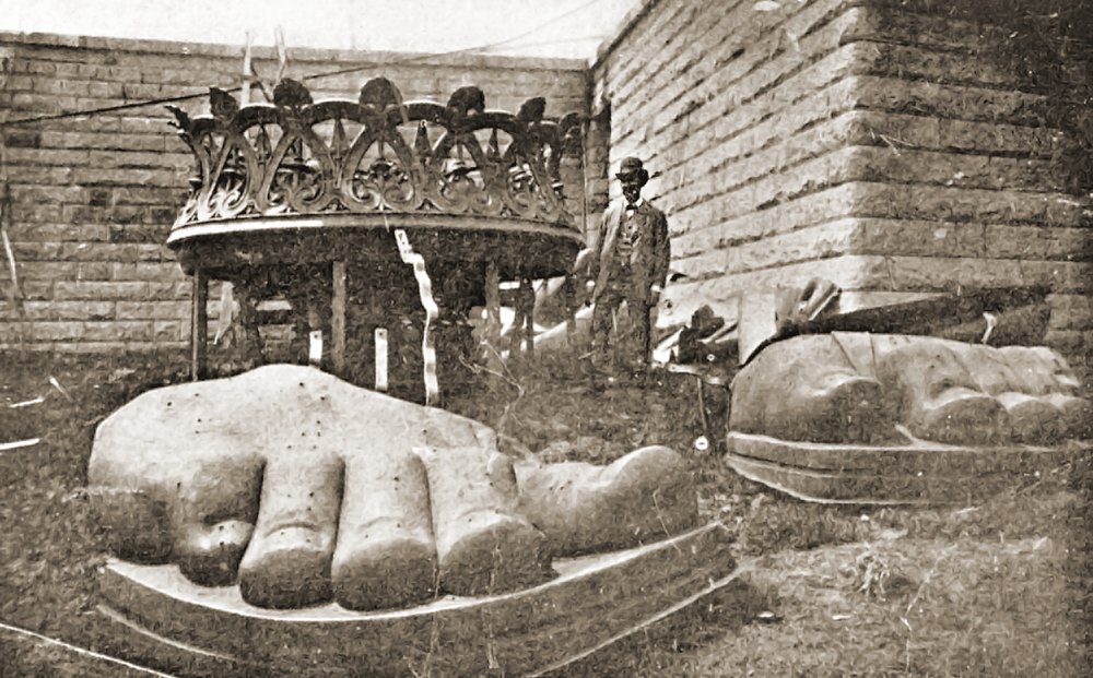 Der Bau der Freiheitsstatue, Detail der Füße, um 1876 von French Photographer