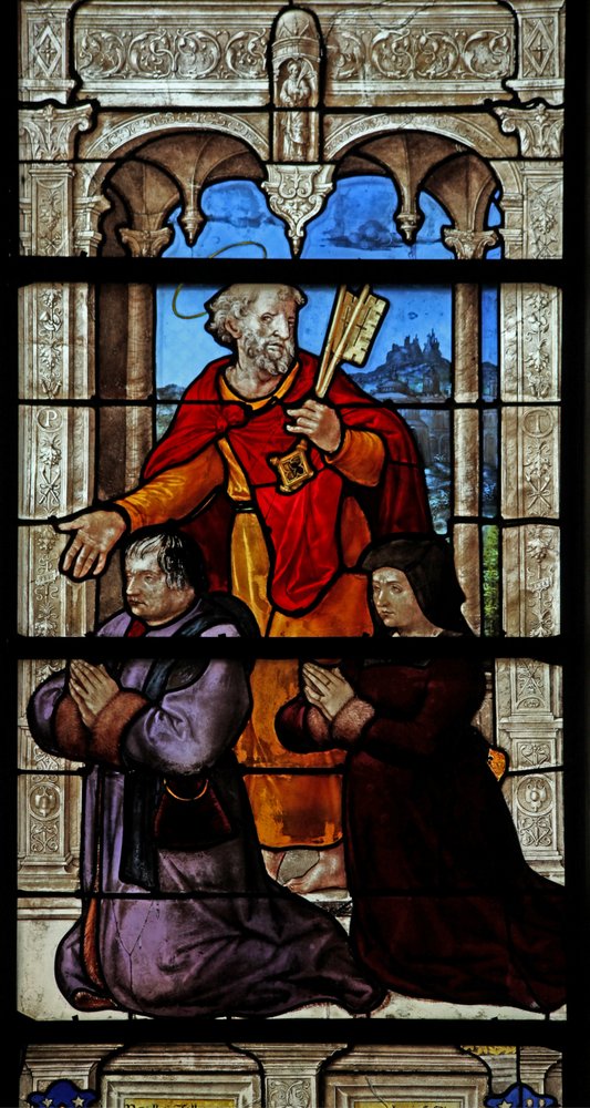 Fenster w32 zeigt den Heiligen Petrus und zwei Stifter