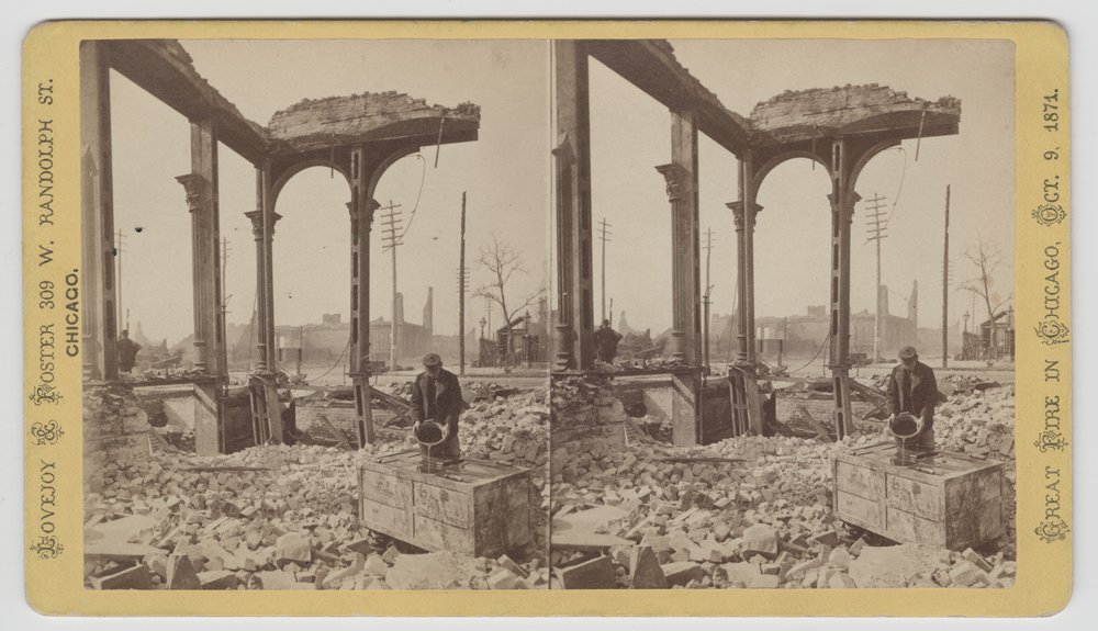 Stereograph eines Mannes, der einen Safe unter den Ruinen nach dem Chicago-Feuer von 1871 kühlt, 1871 von George N. Barnard