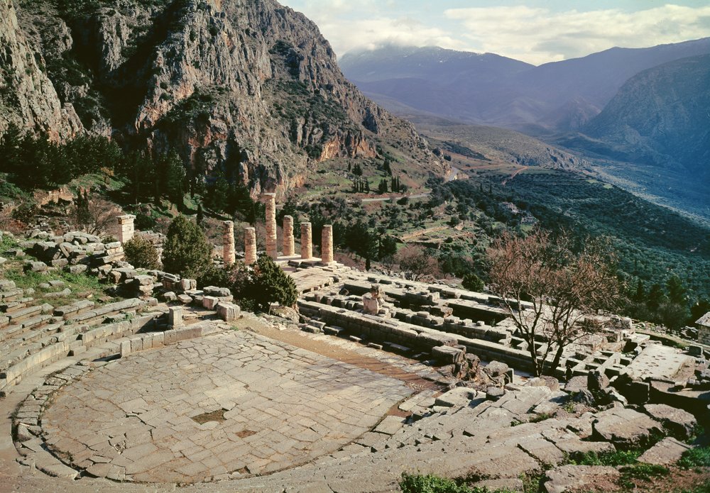 Panoramablick auf die archäologische Stätte mit dem Theater am Apollontempel von Greek