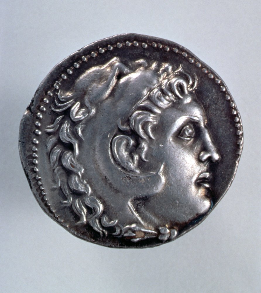 Tetradrachme Alexanders des Großen mit dem Kopf des Herakles, der einen Löwenfellkopfschmuck trägt von Greek School