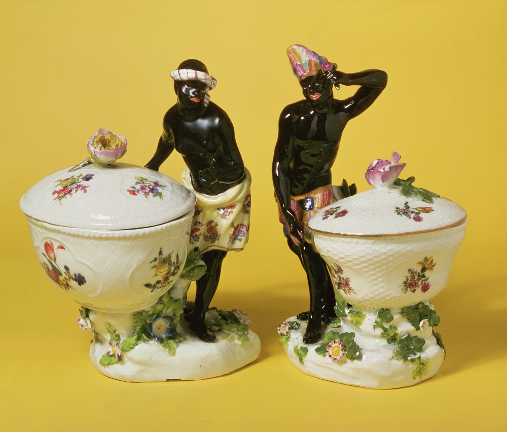 Zwei Meissener Mohrenfiguren bei Süßwarenkörben und Deckeln, 1741 von Johann Friedrich Eberlein