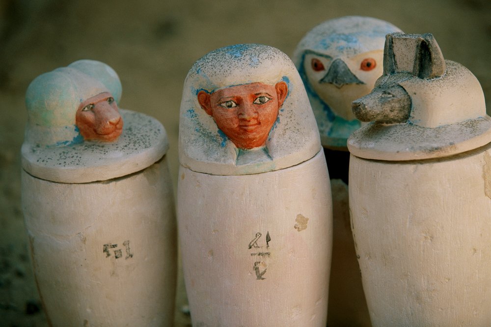 Kanopenkrüge von Pakerdemamon mit Stopfen der vier Söhne des Horus, Hapy, Duamutef von Kenneth Garrett