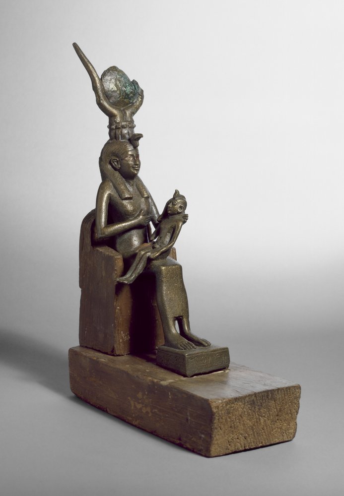 Votivstatuette der Isis, die das Horuskind stillt, in Sakkara zusammen mit dem ursprünglichen hölzernen Thron und Sockel gefunden von Late Period Egyptian