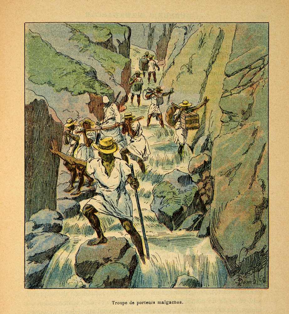 Der Krieg in Madagaskar - Anekdotische Geschichte der französischen Expeditionen von 1885-1895 von Henri Galli dit Galllichet (1854-1922), illustriert von Louis Bombled (1862-1927): Malagasy Trägertruppen im Jahr 1895, Private Sammlung von Louis Charles Bombled