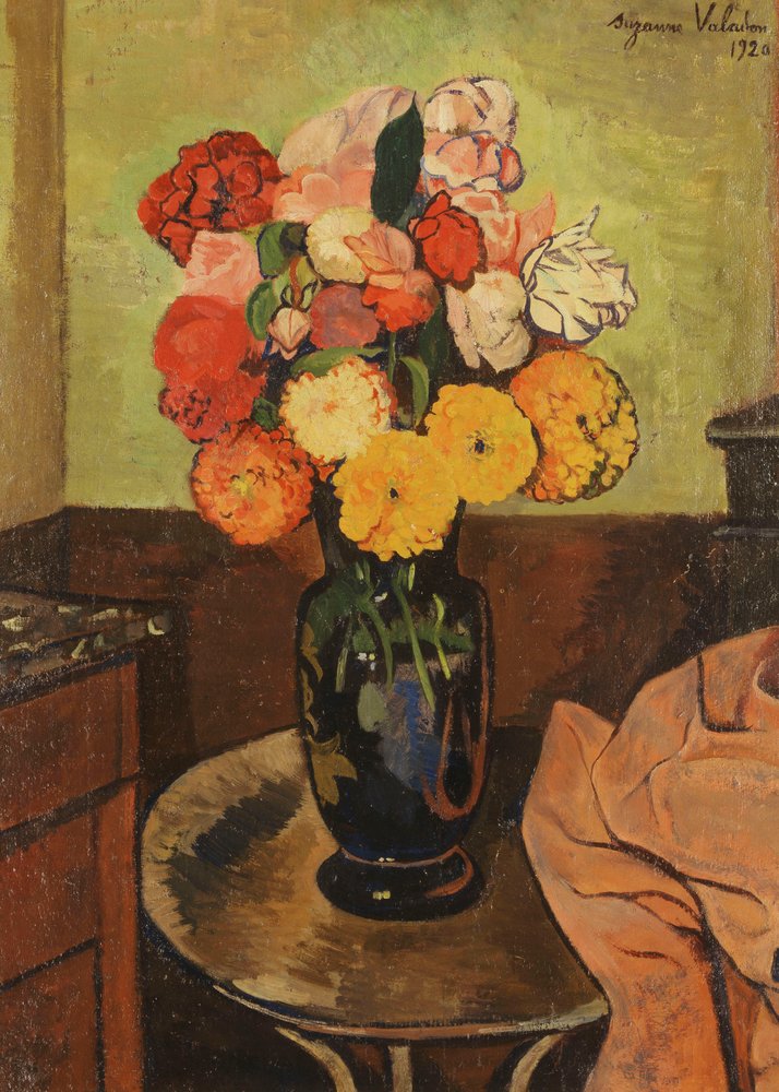 Blumenvase auf einem runden Tisch, 1920 von Marie Clementine Valadon