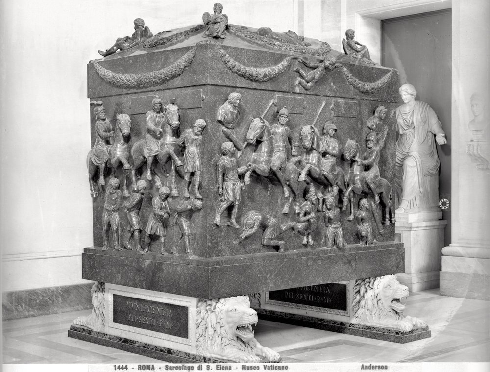Sarkophag der heiligen Helena mit Darstellung römischer Reiter und barbarischer Gefangener von Paleo-Christian