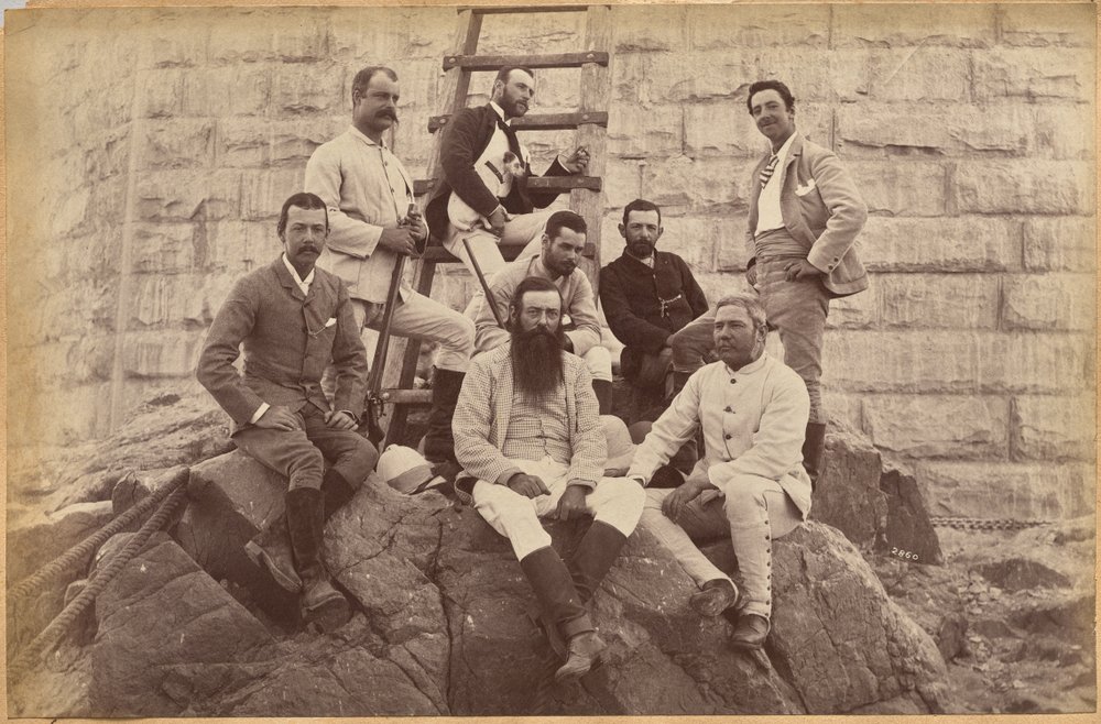 Leitende Mitarbeiter der Herren Glover & Co. an der Sindh-Brücke (Vorderseite, oben) von Raja Deen Dayal