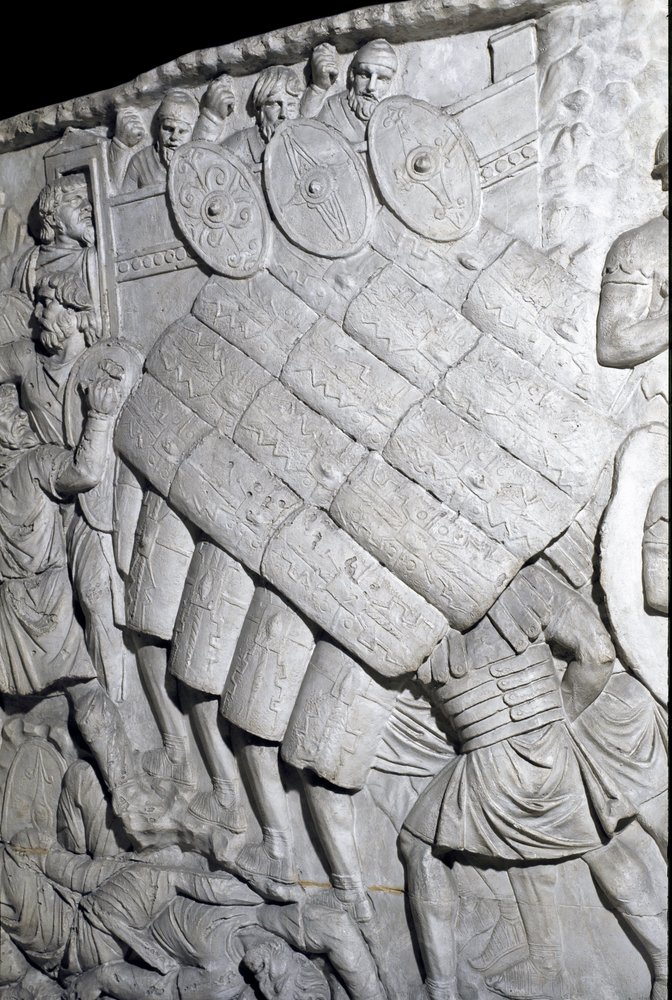 Römische Kunst: Angriff der Römer während des ersten Krieges. Abguss von 1862, der die Basreliefs der Trajanssäule (Colonna Traiana) in Rom reproduziert, erbaut während der Herrschaft von Kaiser Trajan (53-117) (Relief) von Roman