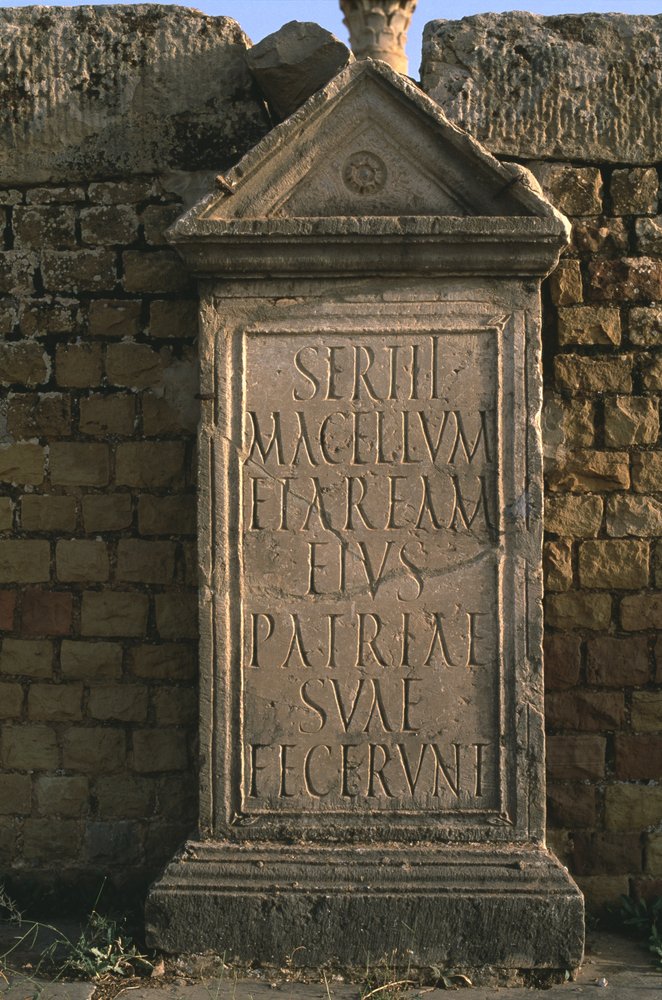 Stele mit einer Inschrift auf dem Sertius-Markt, Hochimperiale Periode von Roman Imperial Period