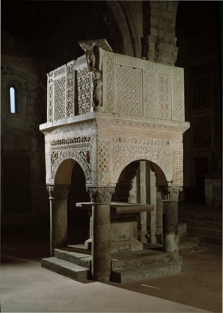 Romanische Kunst: Kanzel der Kirche, dekoriert mit Marmor und Reliefs, Kirche Santa Maria Maggiore (Tuscania, Italien) von Romanesque
