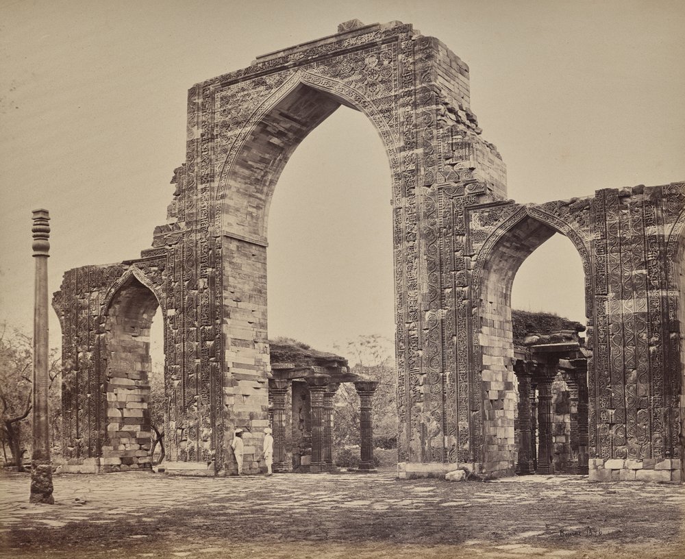 Delhi. Großer Torbogen und Eiserne Säule nahe dem Qutb Minar, Ruine von Alt-Delhi von Samuel Bourne