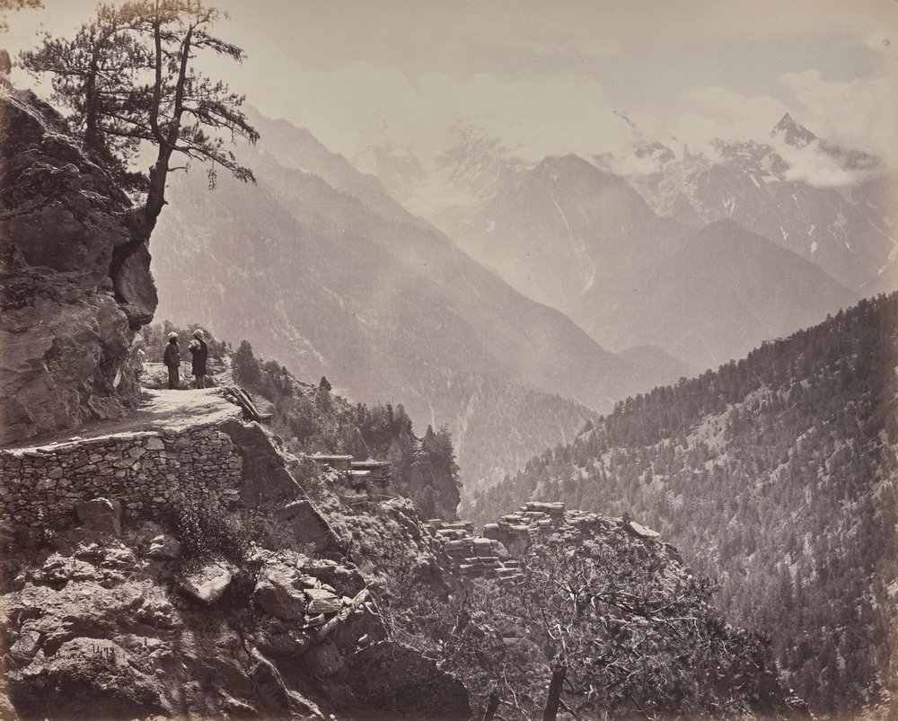 Der obere Himalaya. Blick auf die neue Straße zwischen Indien und China. Der Berg Pangi mit den schneebedeckten Gipfeln Chinas in der Ferne von Samuel Bourne