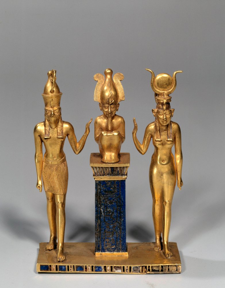 Ägyptische Antike: Osirische Triade im Namen Osorkons (Osiris, umgeben von Isis und Horus). Goldanhänger und Lapislazuli. 22. Dynastie, Spätzeit. Paris, Louvre von School Egyptian