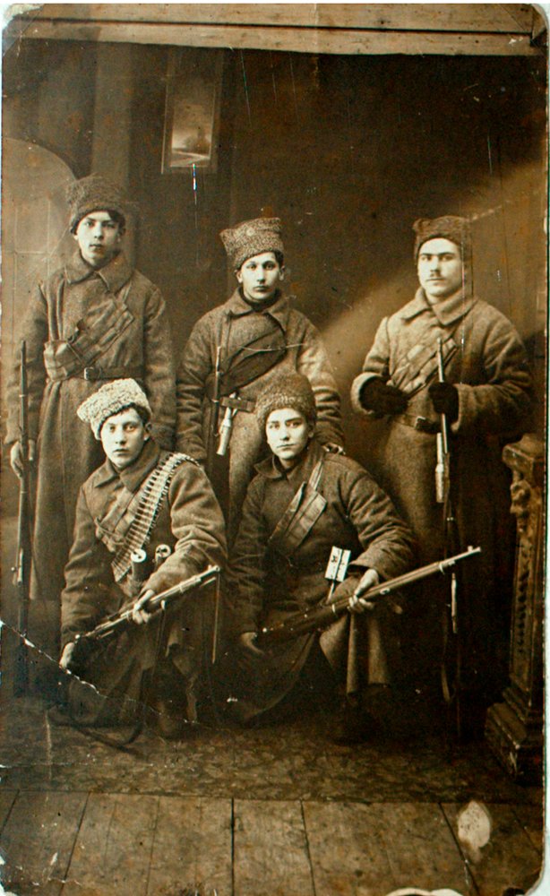 Eine Gruppe von Soldaten der Roten Armee vor dem Abmarsch an die Front, Petrograd, Russland von Unbekannt