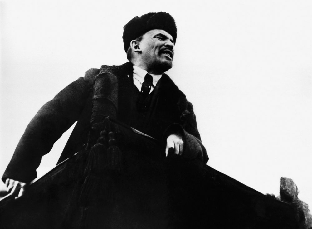 Wladimir Iljitsch Lenin, russischer bolschewistischer Revolutionsführer, spricht von einer Rednertribüne, 1917 von Unbekannt