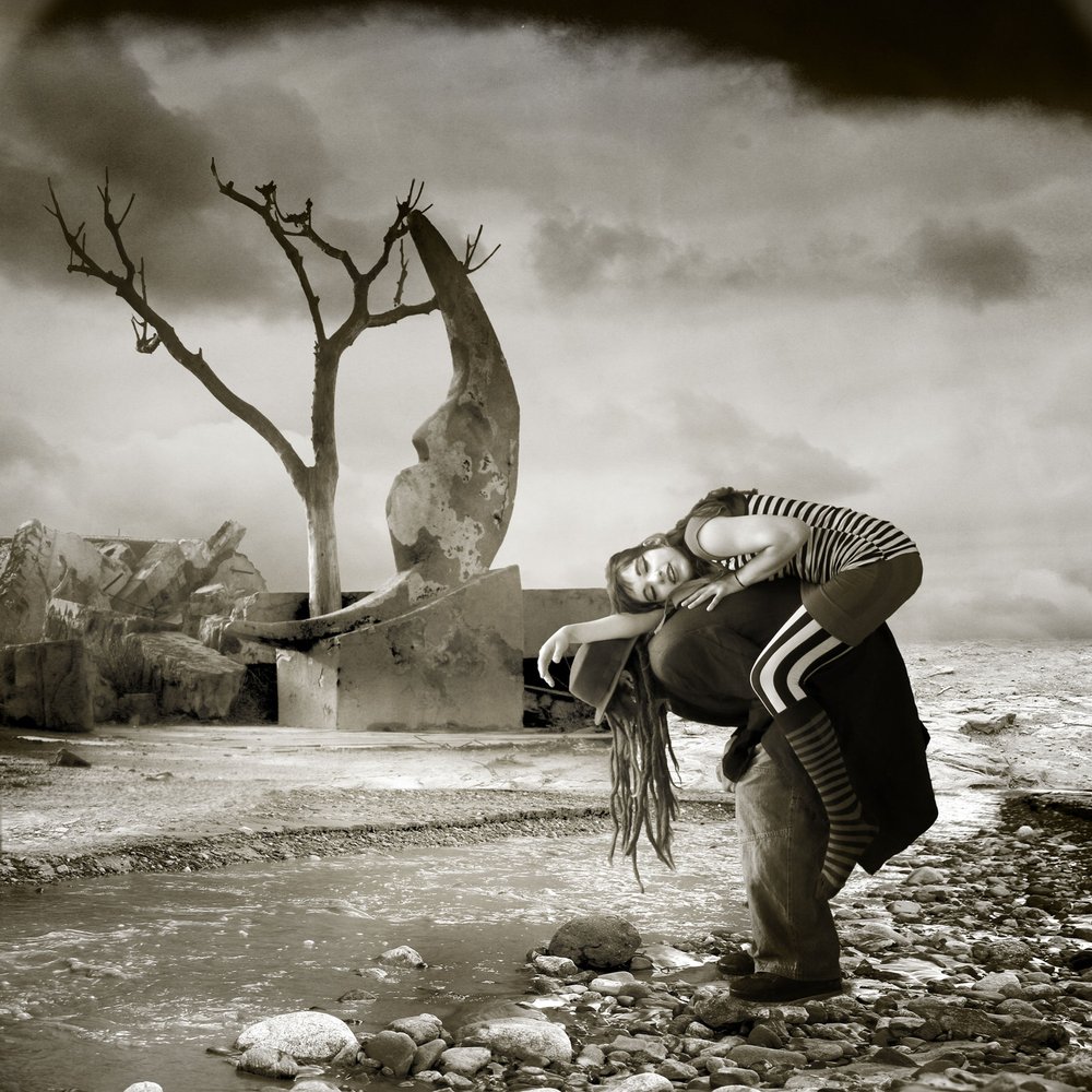 Huckepack durch Surreale Landschaft von Alejandra Baci