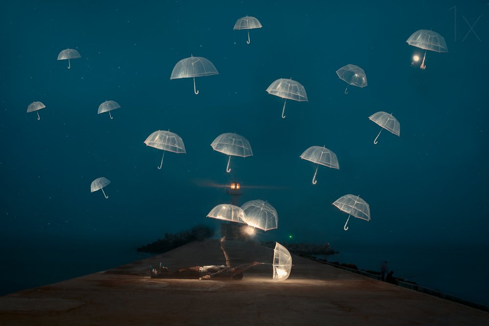 Nacht der schwebenden Regenschirme von Alexandar Lazarov