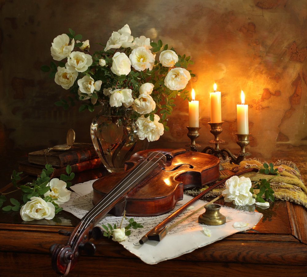 Kerzenlicht-Rosen und Violine von Andrey Morozov