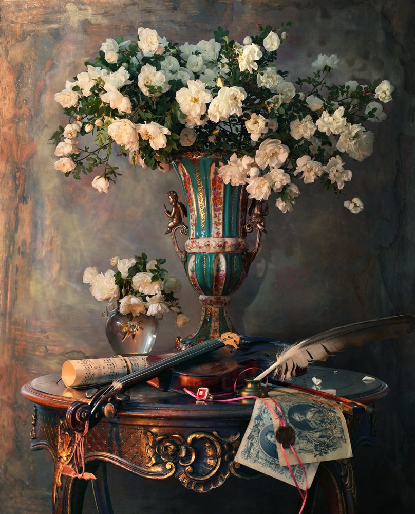 Elegante Rosen und Violine von Andrey Morozov