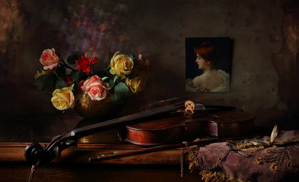 Elegantes Violine-Stillleben von Andrey Morozov