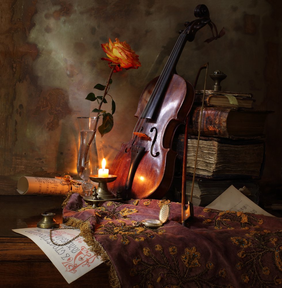 Romantische Violine und Rose von Andrey Morozov