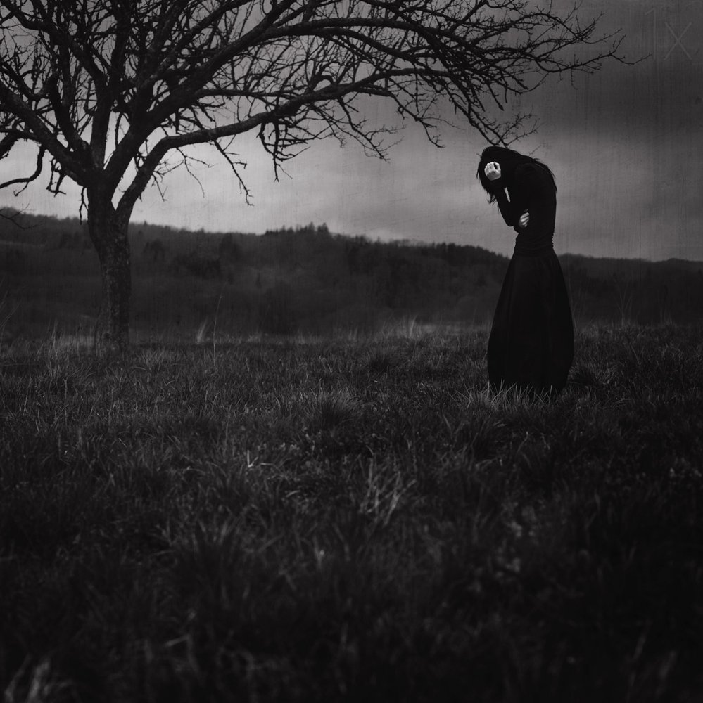 Traurige Figur Dunkle Landschaft von Anja Matko