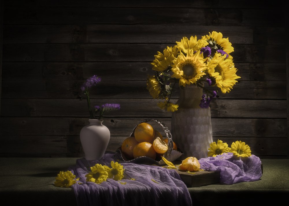 Stimmungsvolle Sonnenblumen und Mandarinen von Anna Qu