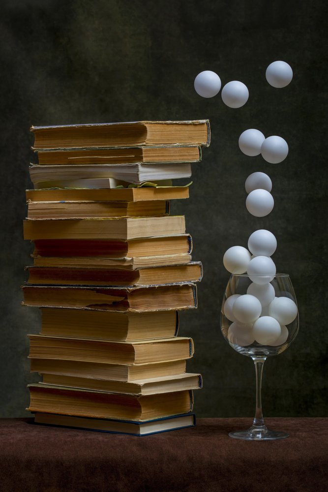 Alte Bücher schwebende Kugeln von Brig Barkow