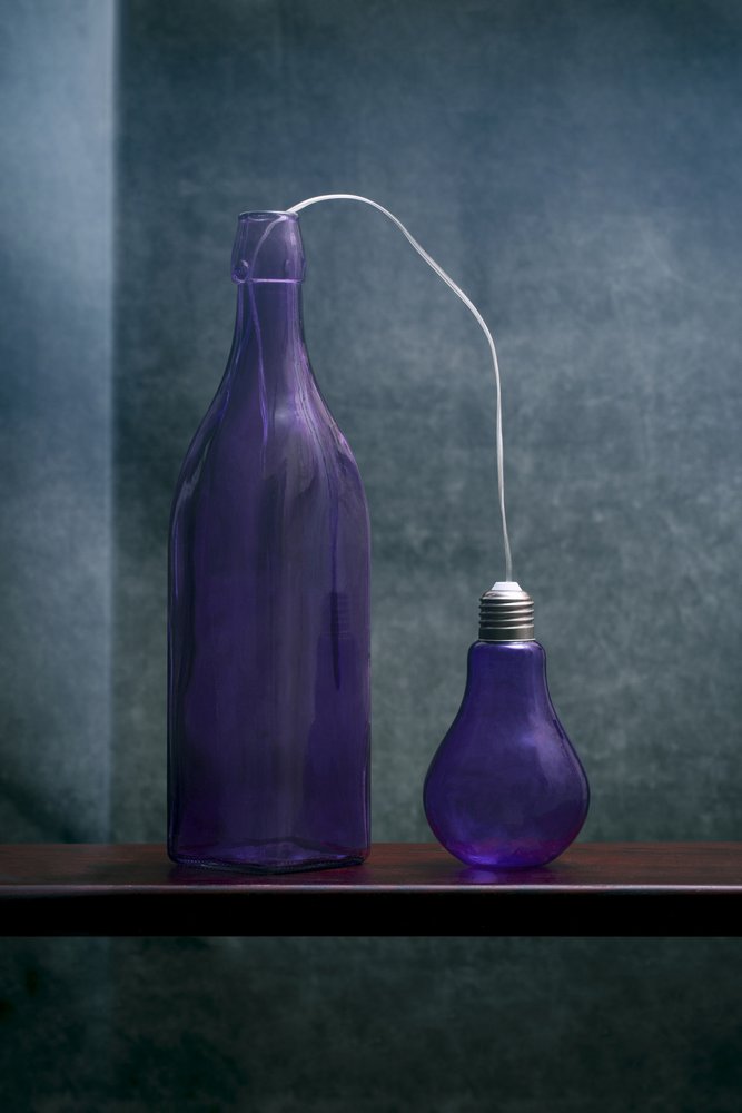 Lila Flasche und Glühbirne von Brig Barkow