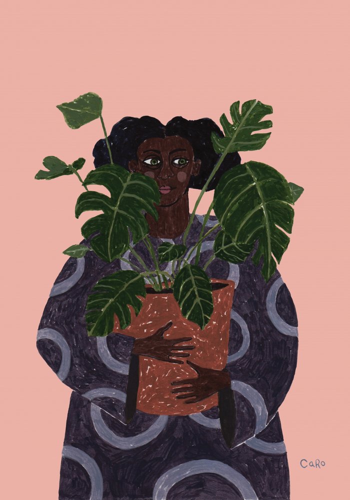 Frau hält Monstera-Pflanze von Caroline Roberts