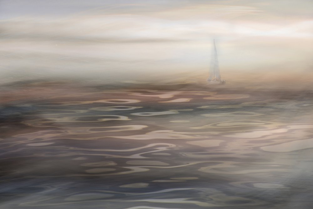 Nebliges Segelboot-Serenität von Christina Sillen