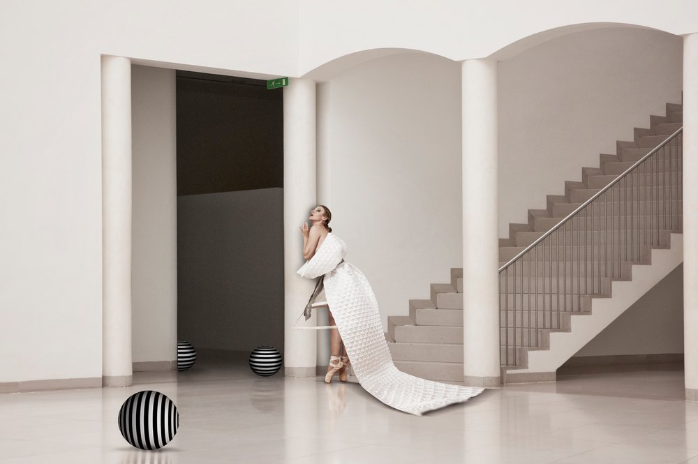 Elegante Ballerina im weißen Kleid von Christine von Diepenbroek