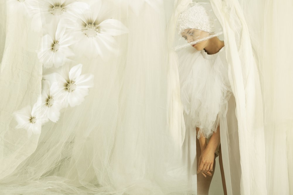 Ätherische Frau mit weißen Blumen von Christine von Diepenbroek
