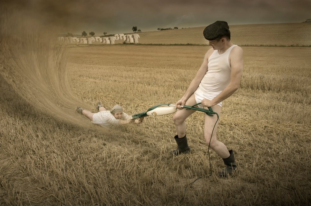 Surreales Feldvakuum von Christine von Diepenbroek