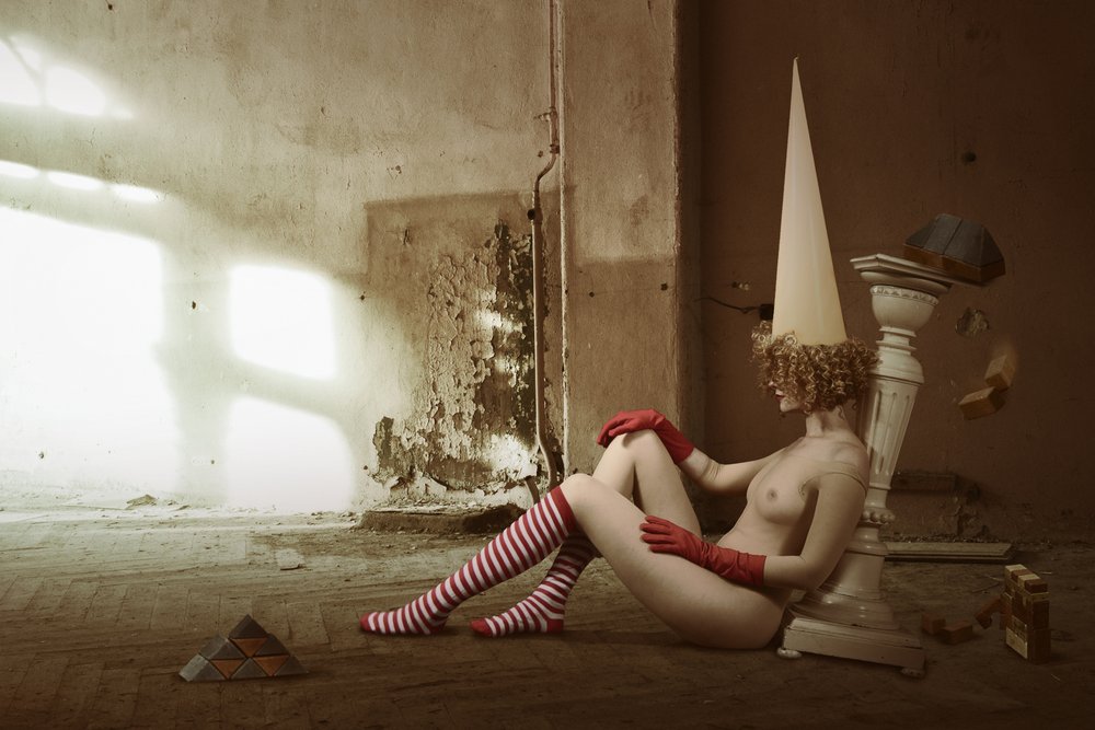 Surrealer Akt mit Kegelhut von Christine von Diepenbroek
